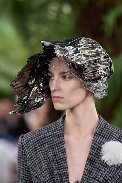 Look 16